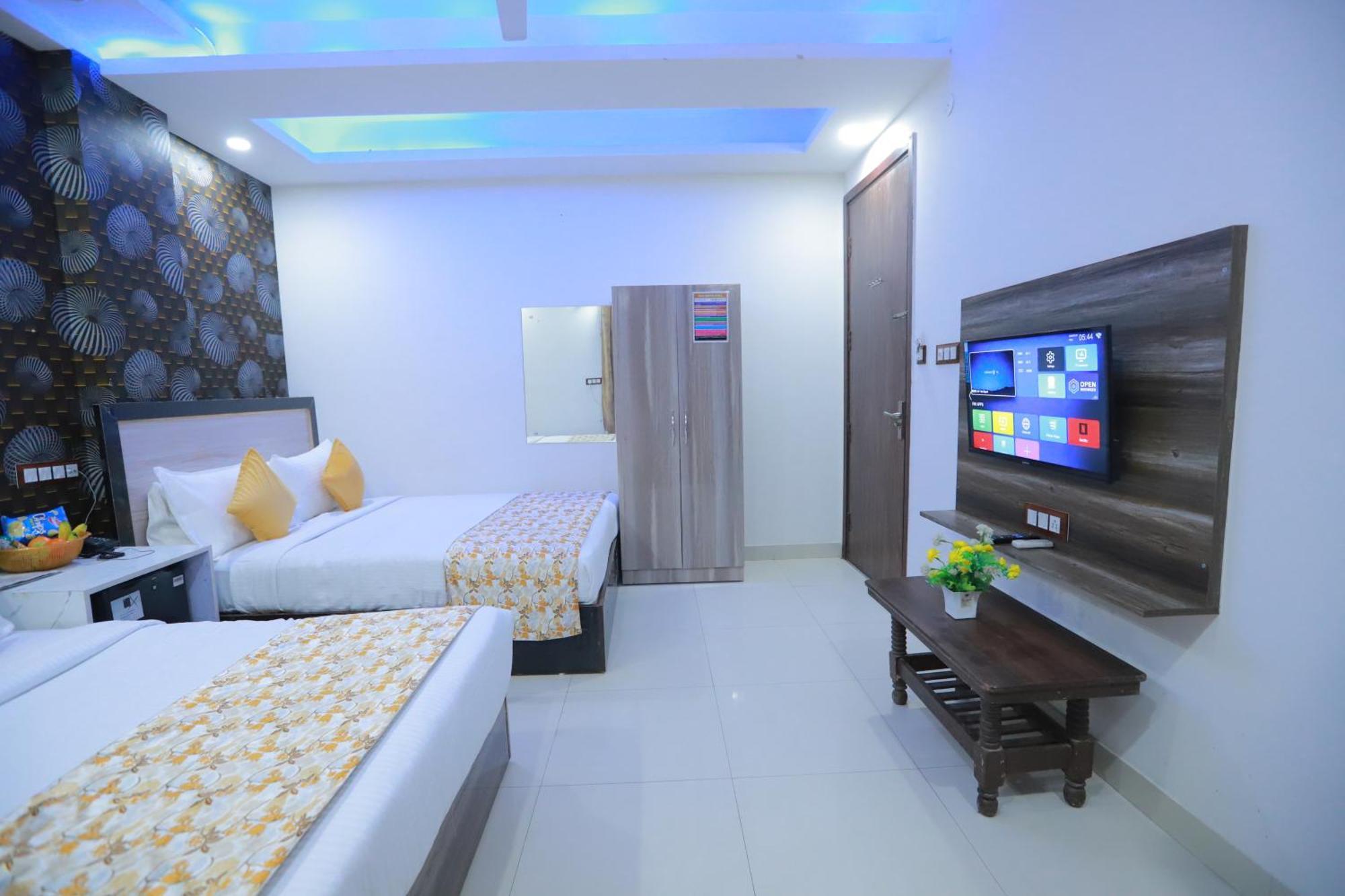 Hotel Triton Grand At Delhi Airport New Delhi Exterior photo