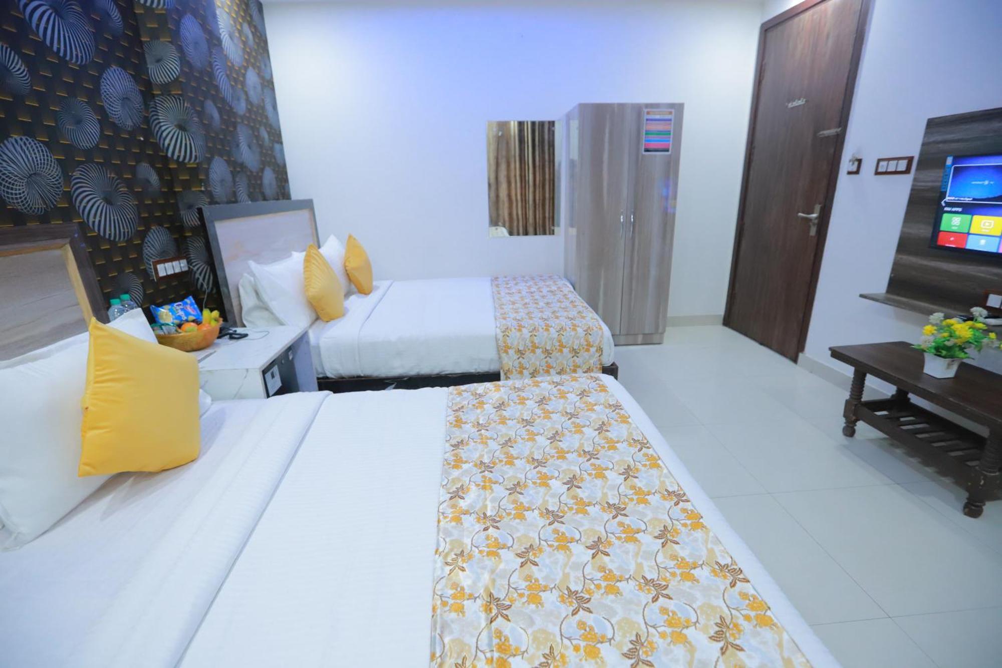 Hotel Triton Grand At Delhi Airport New Delhi Exterior photo